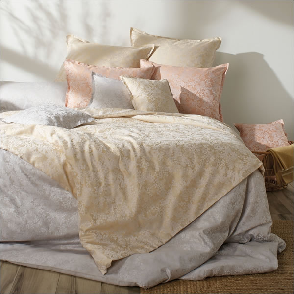 Curt Bauer Mako Brokat Damast Bettwäsche Cosy 9025-0136 honey Blumen gold silber