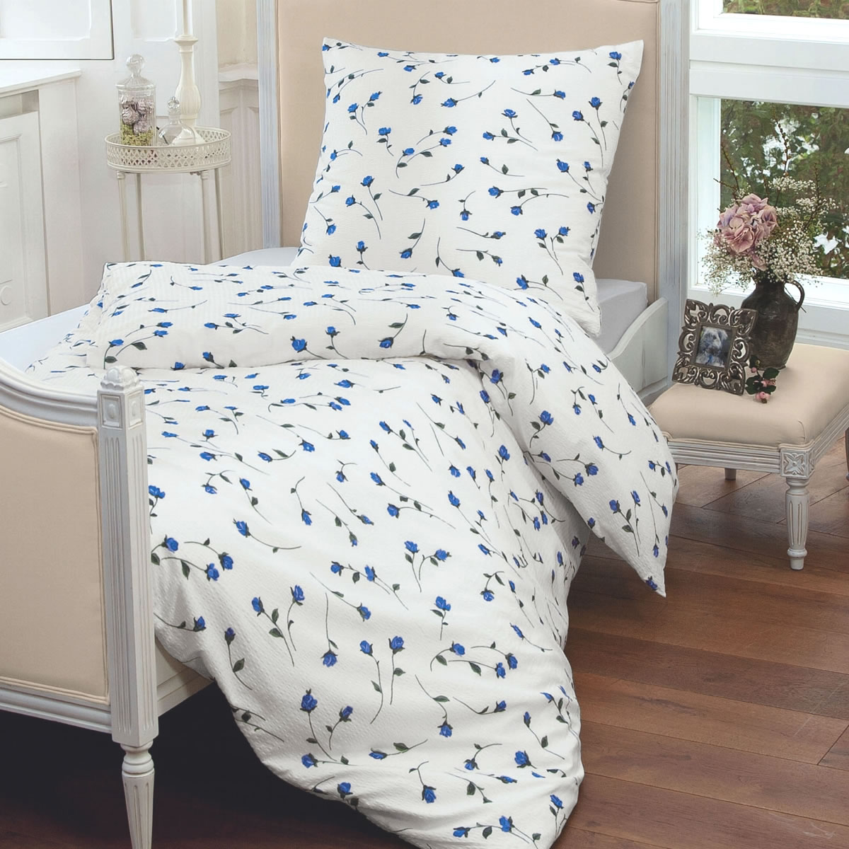 Janine Mako Soft Seersucker Bettwäsche Tango 2174-02 blau weiß Rosenknospe Blume